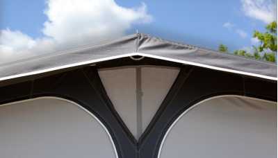 Top integrated ventilation in Ventura Pacific D300 Full Caravan Awning